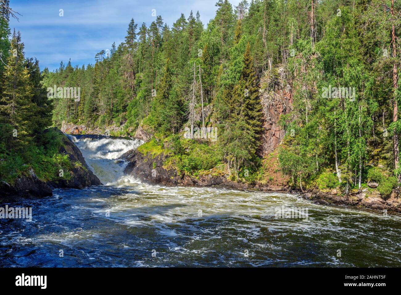 Le flux d'Yattumutka river et de la cascade de Jyrava point de vue dans le Parc National d'Oulanka. Pieni Karhunkierros Trail en Finlande. Banque D'Images