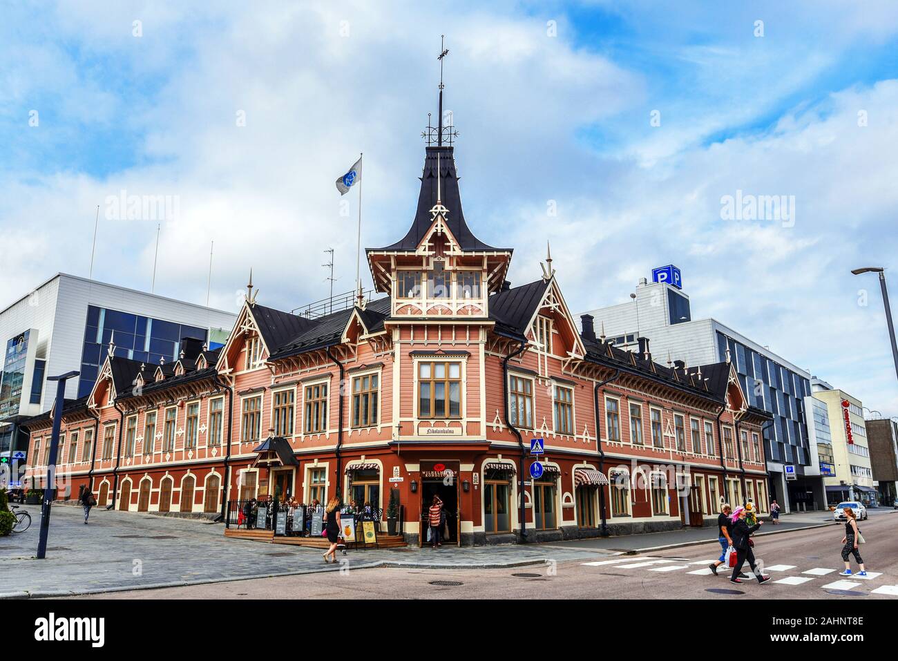 Jyvaskyla, Finlande - le 18 août 2017 vue sur la rue de Asemakatu et Vapaudenkatu cross street dans la ville de Jyväskylä en Finlande centrale. Banque D'Images