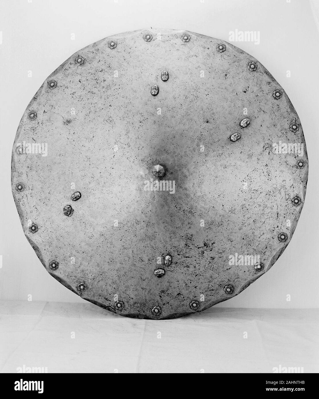Cible circulaire. 1500-1600. L'Allemagne. Acier, laiton, cuir et Banque D'Images