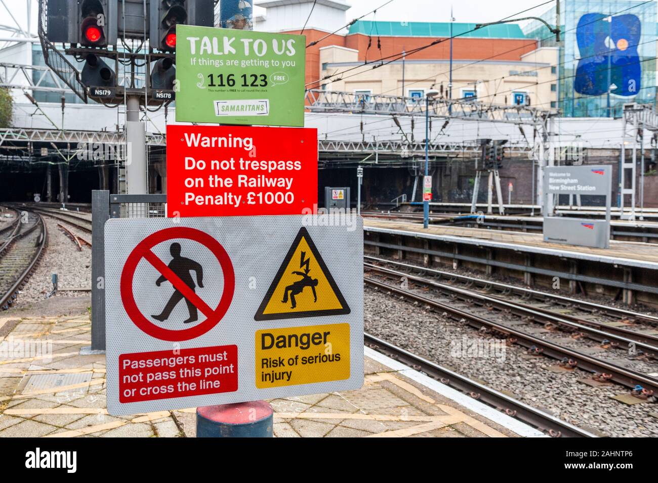 Les panneaux d'avertissement et samaritains signes à la gare de Birmingham New Street, Birmingham, West Midlands, Royaume-Uni. Banque D'Images