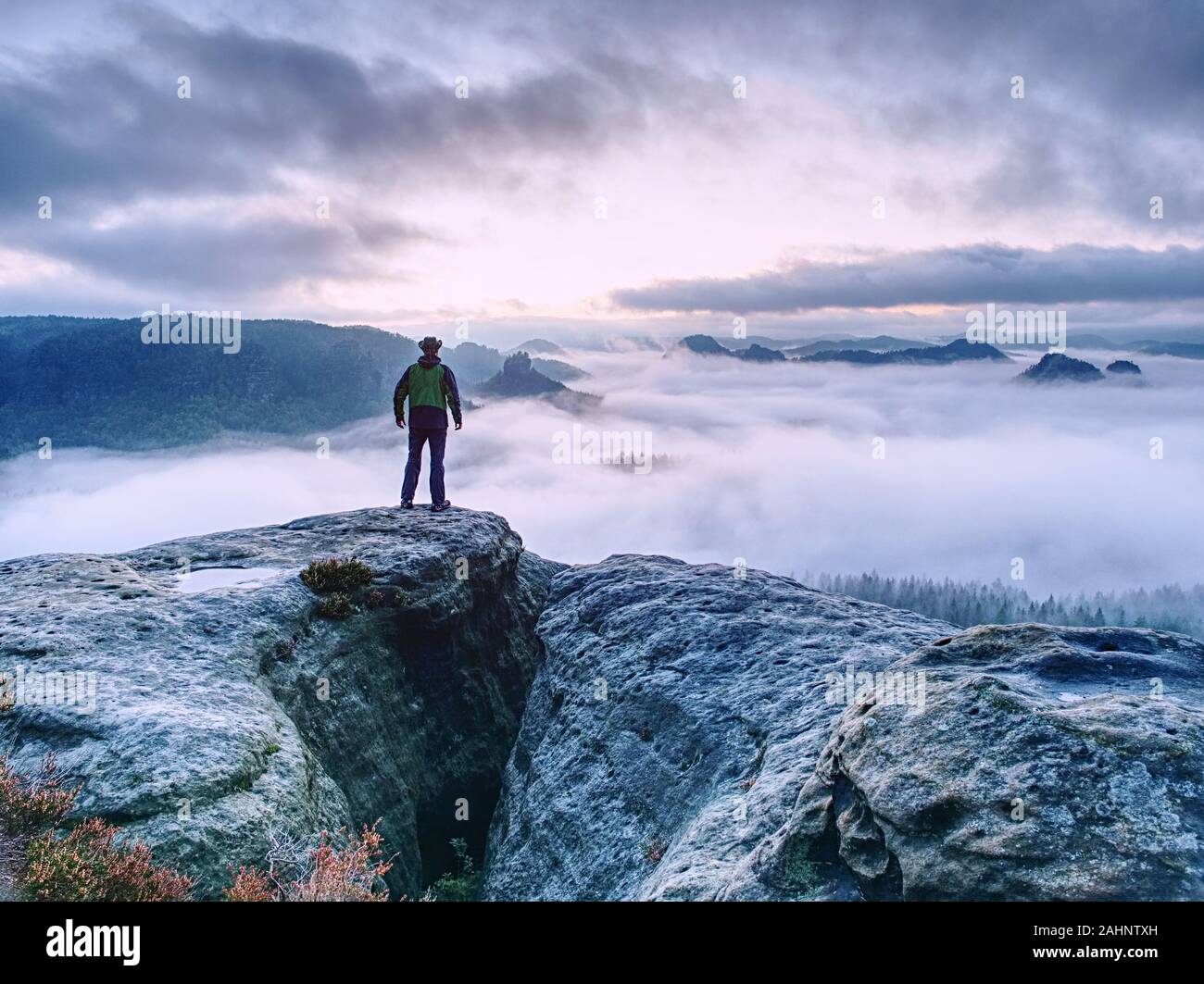 Les hommes sur la montagne de profiter vue aérienne avec bras levés au-dessus des nuages de Vie Voyage aventure concept Réussite Banque D'Images