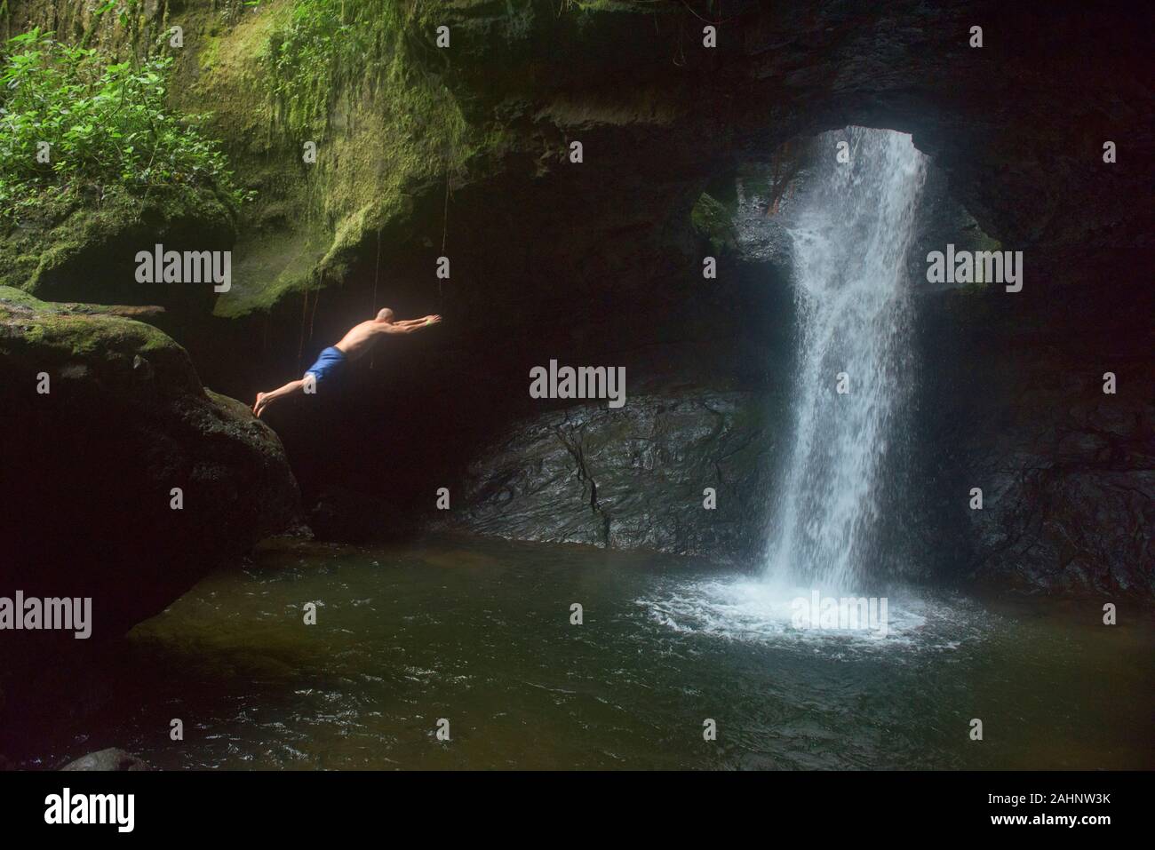 Plonger dans la belle Cueva del Esplendor, Jardin, Antioquia, Colombie  Photo Stock - Alamy