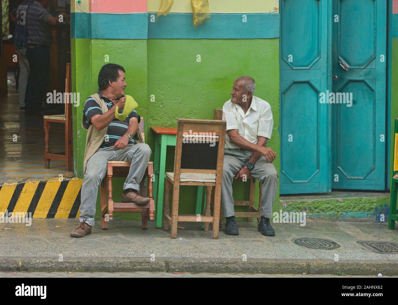 La vie dans la place principale de jardin coloré, d'Antioquia, Colombie Banque D'Images