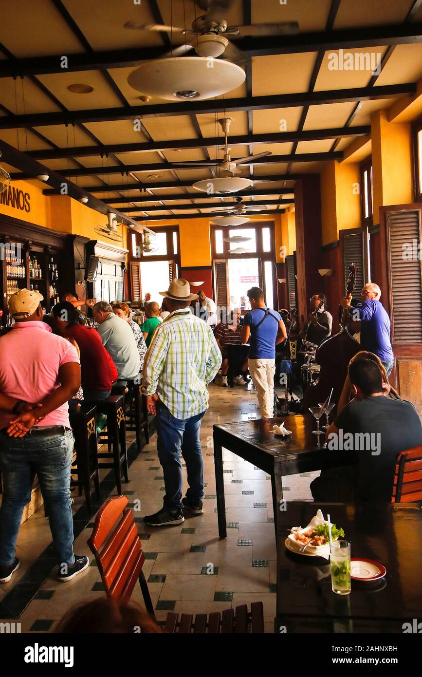 Groupe jouant dans un restaurant. La Havane. Cuba Banque D'Images