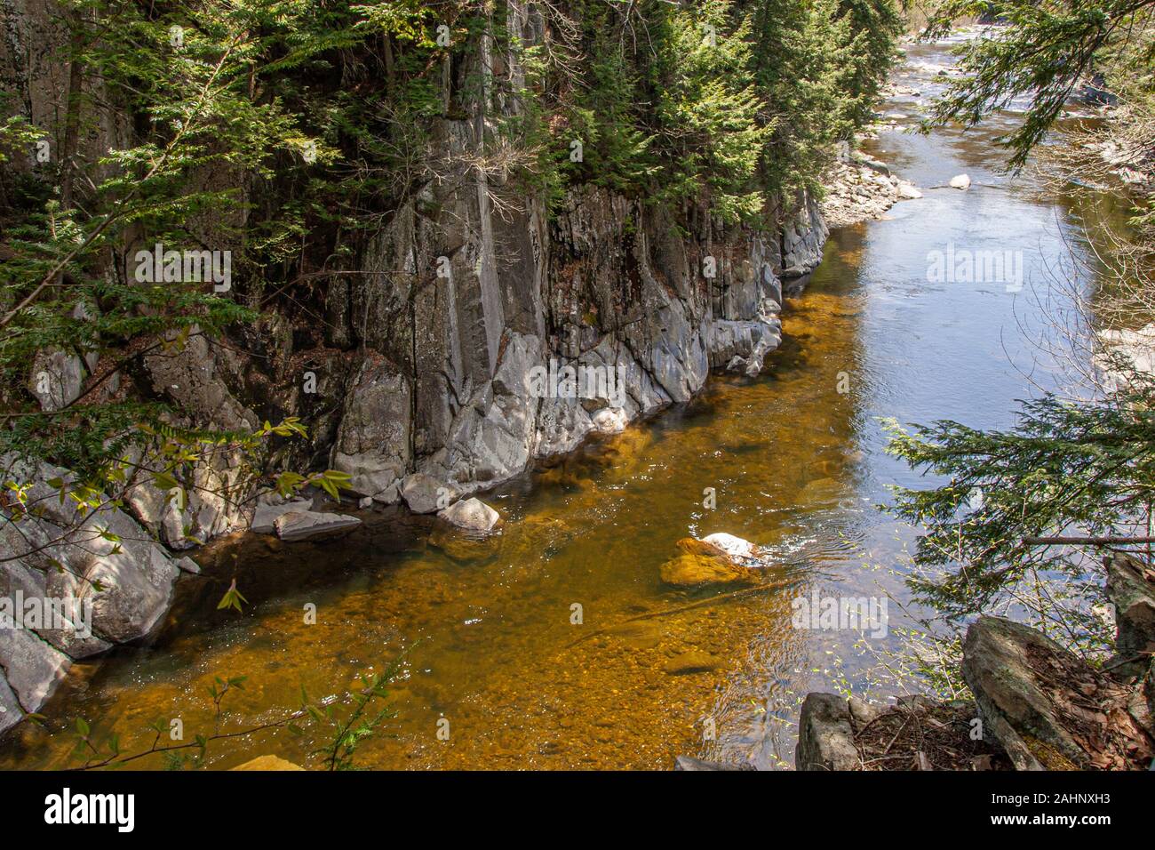 Le Westfield River traverse la gorge de Chesterfield dans West Chesterfield, Massachusetts Banque D'Images