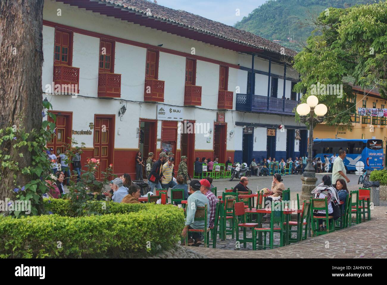 La vie dans la place principale de jardin coloré, d'Antioquia, Colombie Banque D'Images