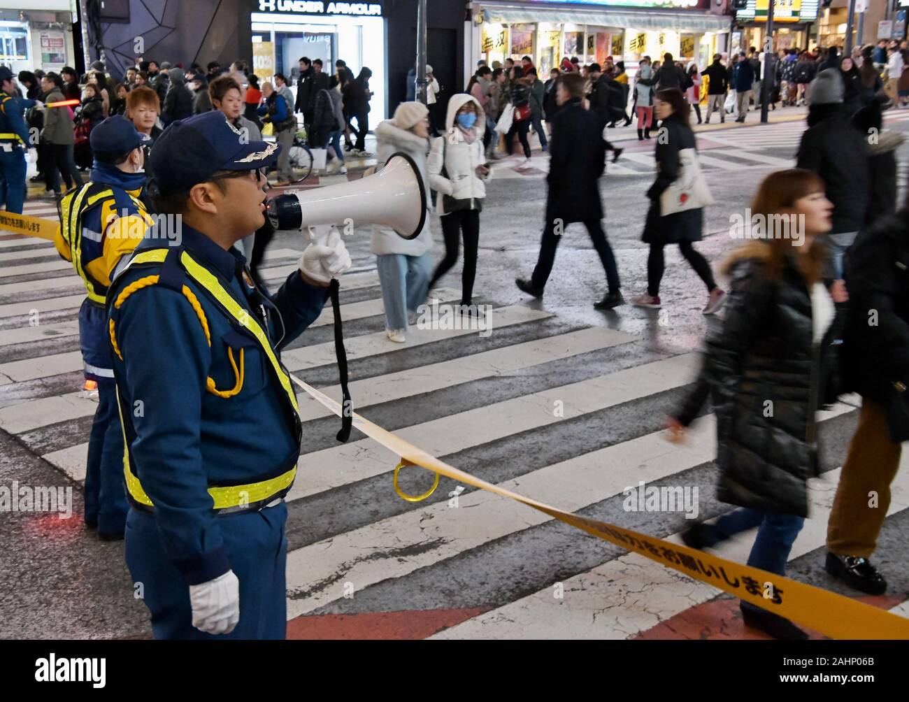Tokyo, Japon. 31 Dec, 2019. Membre de la sécurité service société montent la garde autour de la rue commerçante du quartier de Shibuya à Tokyo, Japon, le mardi 31 décembre 2019. Photo par Keizo Mori/UPI UPI : Crédit/Alamy Live News Banque D'Images