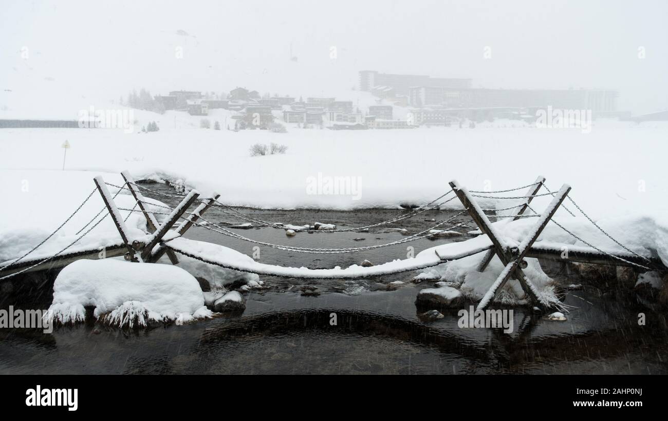 Un pont de neige Neige Neige à Tignes le Lac background Banque D'Images