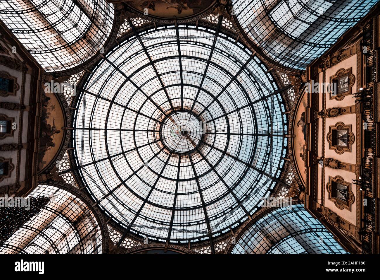 Galerie Vittorio Emanuele II, l'un des plus endroits bondés de Milan dans le temps de Noël, un fantastique lieu plein de personnes à la recherche don. Banque D'Images