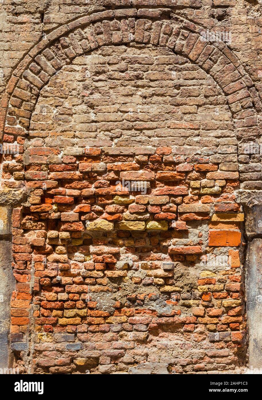 L'ancienne porte fermée sur l'ancien mur de briques compositre avec surface rugueuse comme arrière-plan Banque D'Images