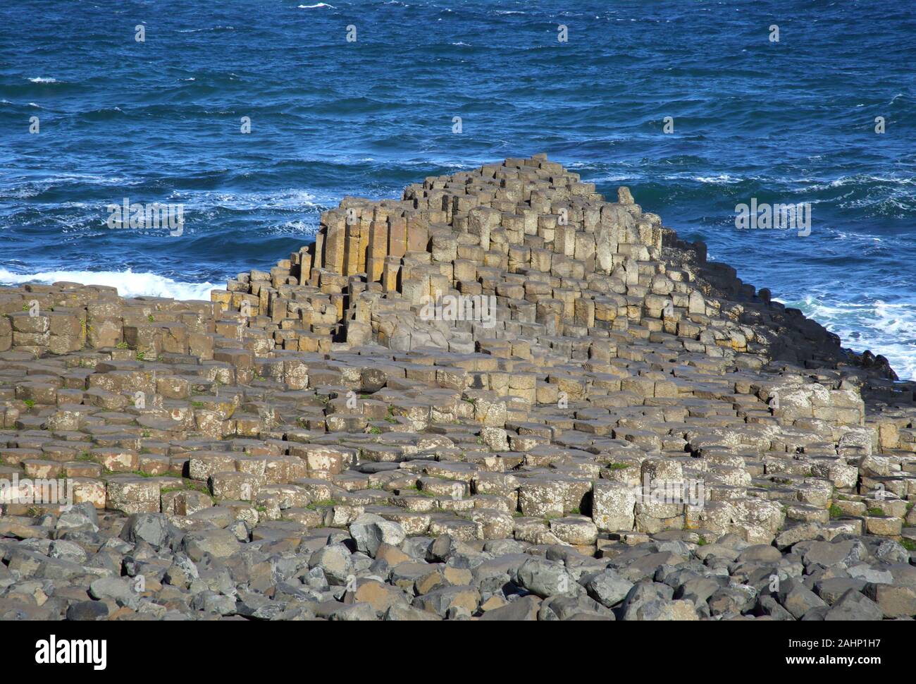 Giant's Causeway avec stepping stones et colonnes de basalte qui s'étend vers la mer, dans le comté d'Antrim, Irlande du Nord, Royaume-Uni. Banque D'Images