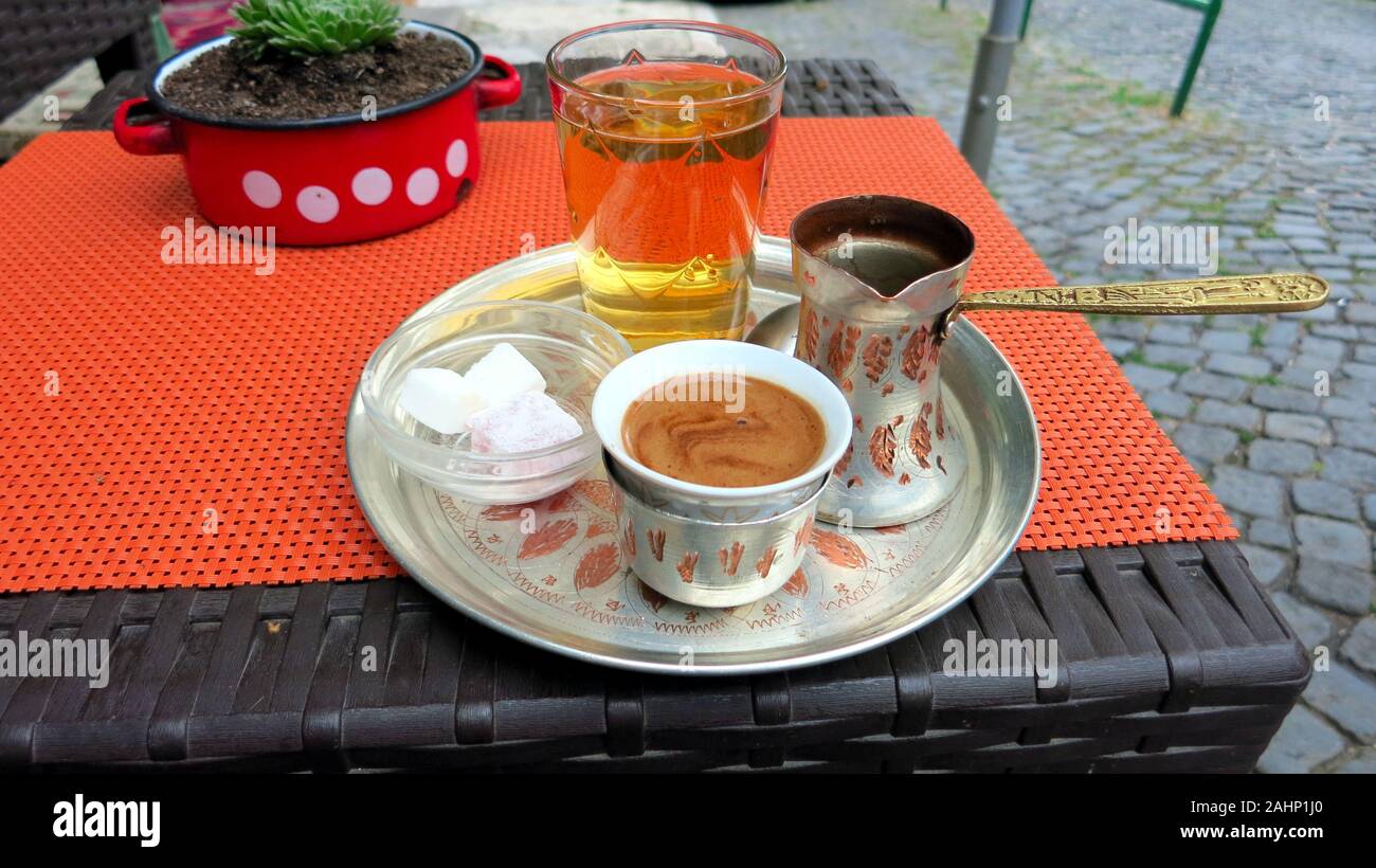 café bosniaque servi dans les rues de sarajevo Banque D'Images