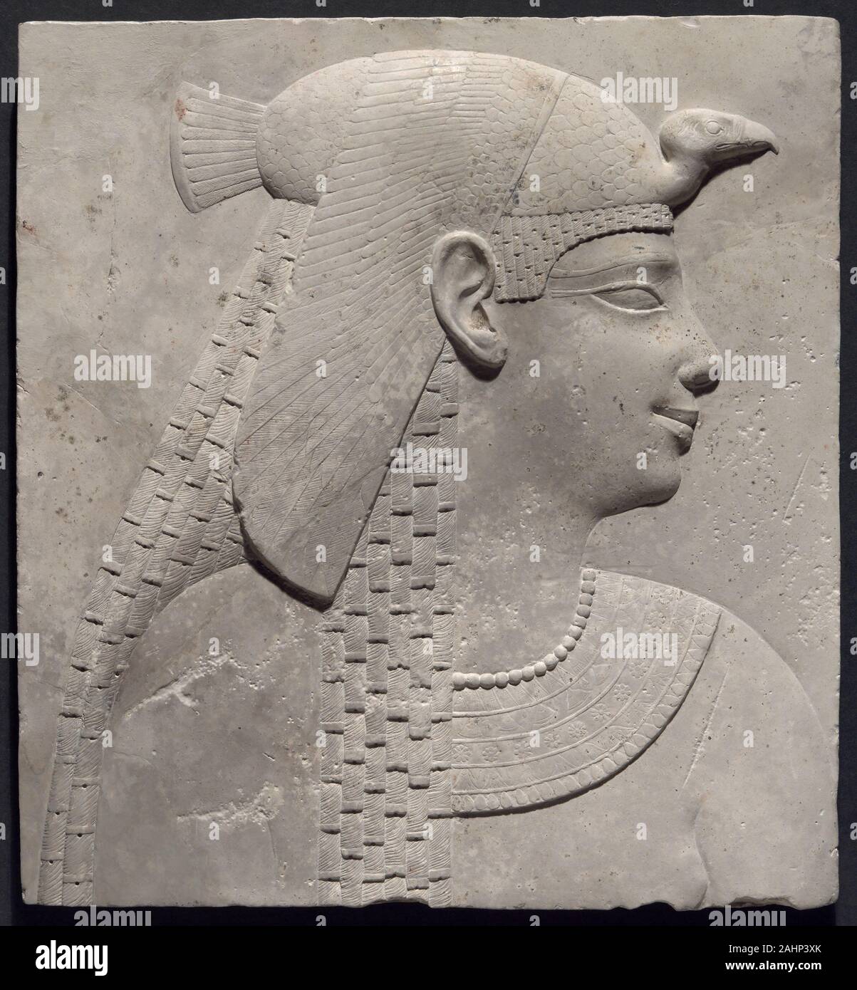 Egypte antique. Plaque représentant une reine ou une déesse. 200 av. J.-C.-B. 30. L'Égypte. Une coiffe de calcaire sous la forme d'un vautour couronne cette figure féminine, indiquant son statut comme une reine ou une déesse. Bien que d'origine grecque, des pharaons et des reines de l'époque utilisé les marqueurs traditionnels égyptiens de l'image et la divinité, y compris les couronnes, de se représenter eux-mêmes. Son collier et boucles est orné de fleurs de lotus et de fleurs en ombelles de papyrus-plants indigènes de la vallée du Nil-indiquant en outre son étroite affinité avec l'Égypte. Banque D'Images