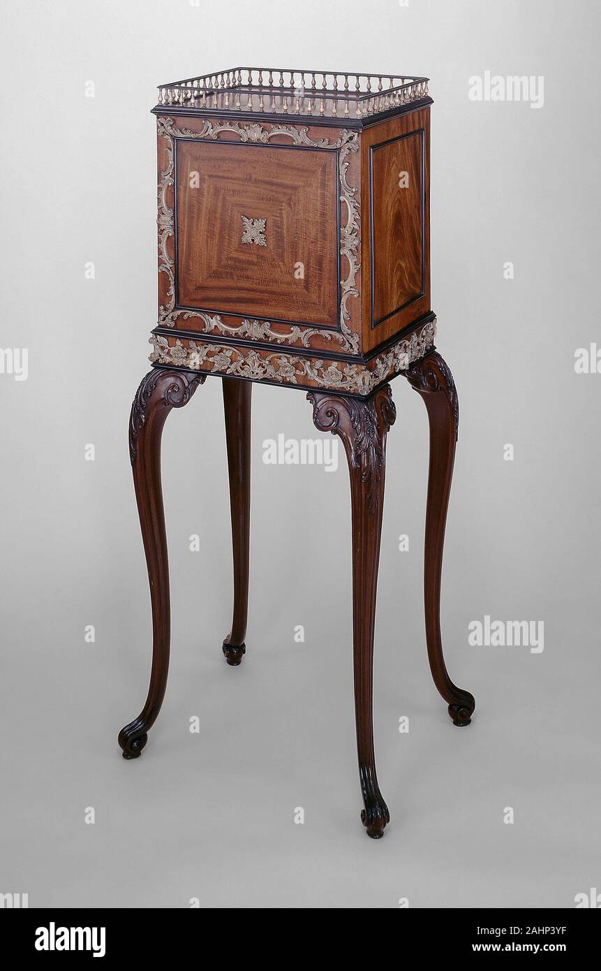 William vile. Sur le stand du Cabinet. 1755-1765. L'Angleterre. L'acajou, l'ébène, le buis à la fois la manipulation des placages et de la sculpture sur ce cabinet propose une attribution à vile. Né dans le Somerset, en Angleterre, en 1700, Vile travaillait comme ébéniste à Londres en 1751, en partenariat avec le podologue John Cobb, et a pris sa retraite en 1764. Peu de travaux de l'ignoble est documenté, mis à part les morceaux qu'il a effectuées entre 1761 et 1764 pour ses clients les plus importants, le roi George III et de la Reine Charlotte. Tout en décrivant un grand nombre de dossiers de survivre les pièces pour la collection royale, il n'a pas Banque D'Images
