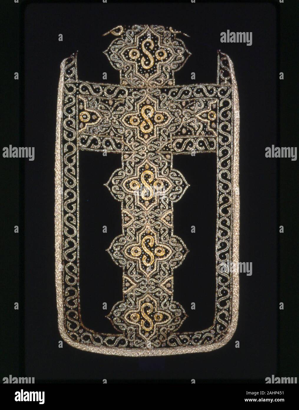 Le Stafford Chasuble. 1620-1640. L'Angleterre. La soie, chaîne cassée sergé chevron, cut velours solide ; les toiles appliquées avec soie, Satin weave ; brodé de miroirs dorés et bandes de métal doré, purl-metal-wire-enveloppés , et gilt-metal-strip-enveloppé dans de la soie mis à travailler et formuler ; bordées de dorure-metal-strip-enveloppé de soie, dentelle droite bobine Banque D'Images