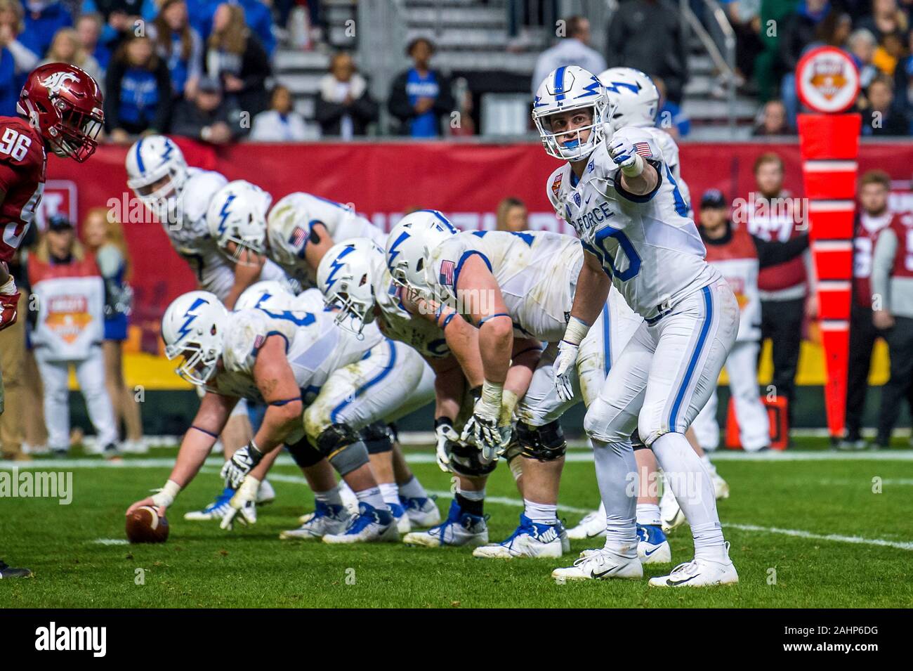 L'US Air Force Academy Daniel Morris, joueur de football des signaux à l'arbitre peu avant la balle au cours de la snap Cheez-It Bowl championnat match contre l'Université de l'État de Washington à Chase Field, 27 décembre 2019 à Phoenix, Arizona. Air Force a défait l'État de Washington 31-21 pour terminer leur saison avec un dossier de 11-2 et une strie de victoire de jeu huit faisant la troisième meilleure saison dans l'histoire du programme. Banque D'Images