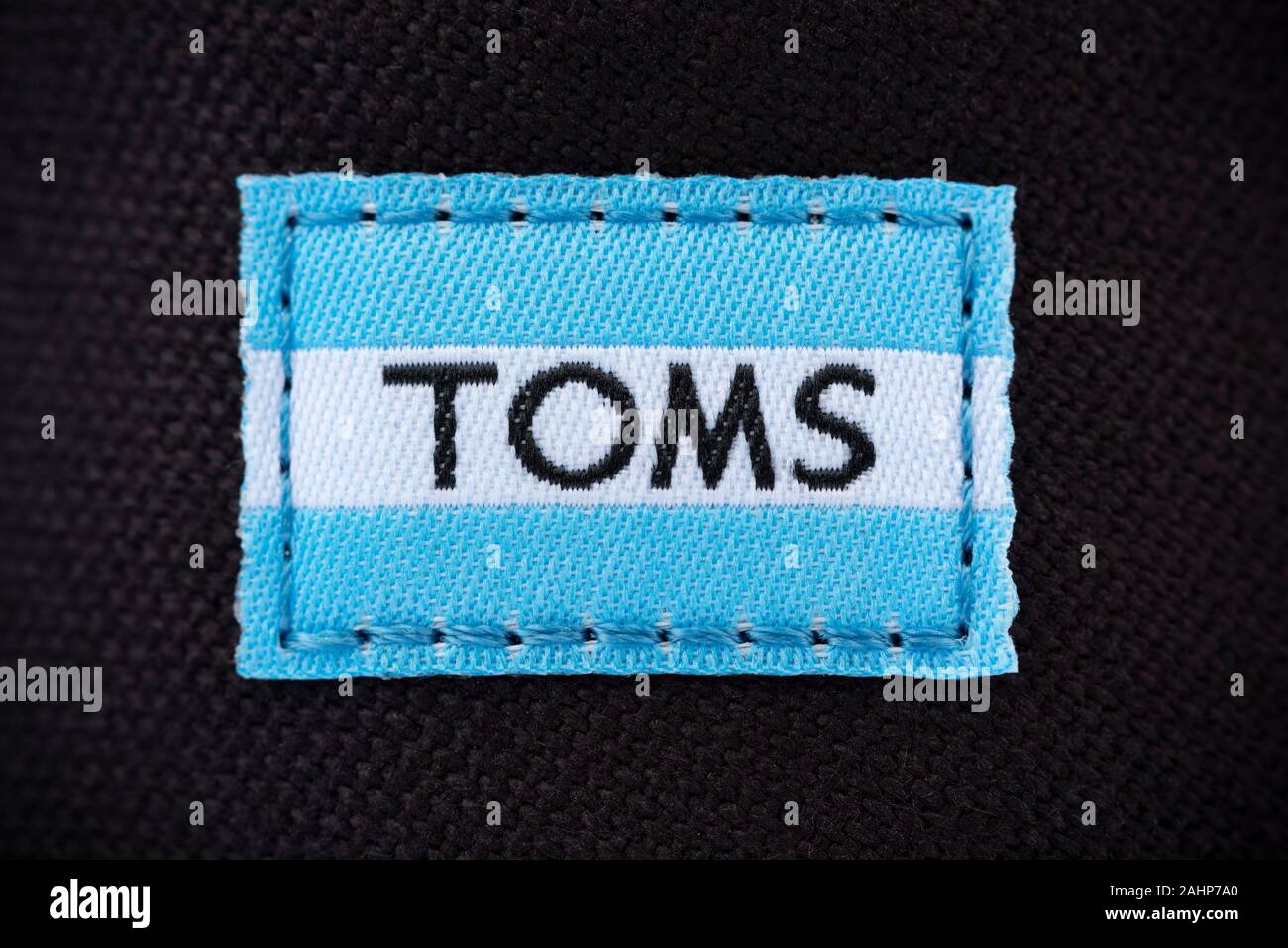 Le logo de la marque de chaussures Toms comme vu comme une étiquette cousue à l'un de l'arrière de la chaussure. Banque D'Images