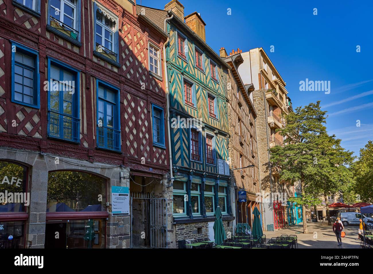 La moitié de l'image de bâtiments à colombages sur rue aux Foulons, Rennes, Bretagne, France. Rennes est la capitale de la Bretagne et une destination touristique populaire. Banque D'Images