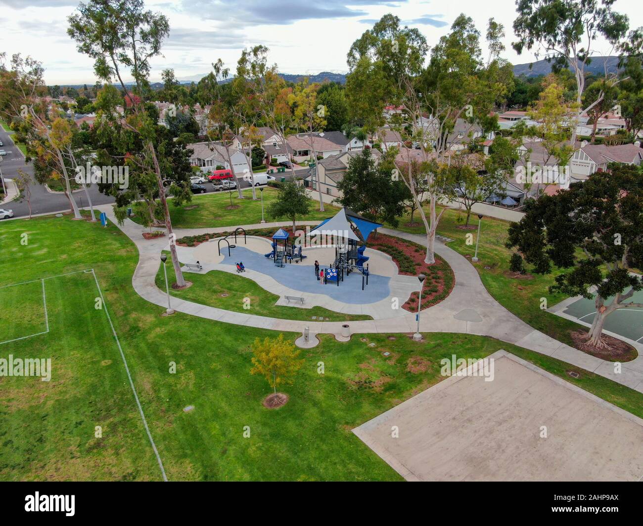 Maisons de quartier avec des paniers de banlieue petit parc. Grande subdivision Dans Irvine, Californie, USA Banque D'Images