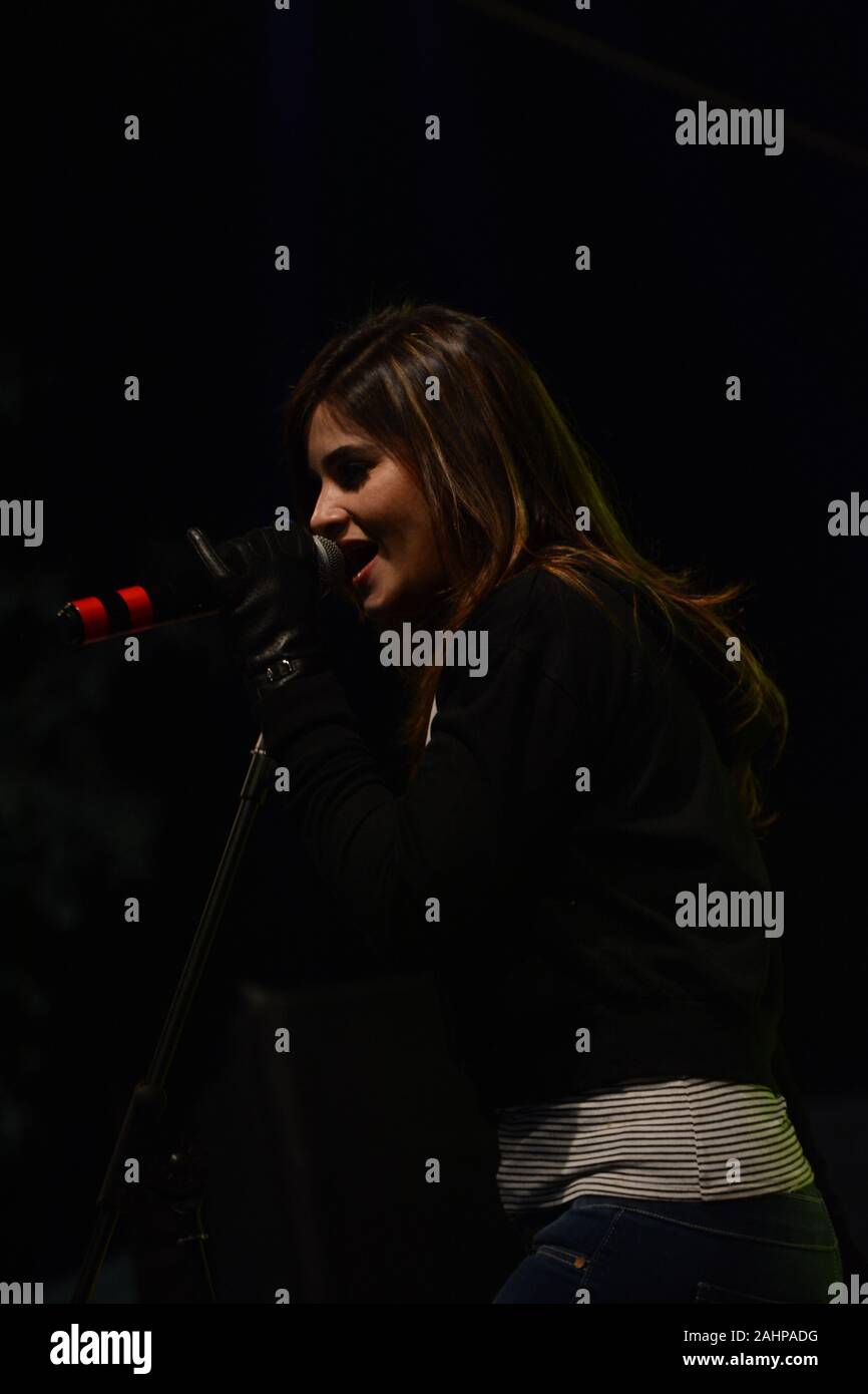 Quetta, Pakistan. 31 Dec, 2019. QUETTA, PAKISTAN. Jan 01-2020 : célèbre chanteur pakistanais afshan fawad interprétant la chanson pendant Nouvel An fête spectacle musical au parc Askari. Organisé par grande communication. (Photo de Din Muhammad/Watanpaal Pacific Press) Credit : Pacific Press Agency/Alamy Live News Banque D'Images