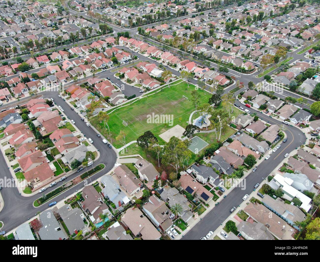 Vue aérienne de l'étalement urbain. Maisons de quartier avec des paniers de banlieue road. Grande subdivision Dans Irvine, Californie, USA Banque D'Images