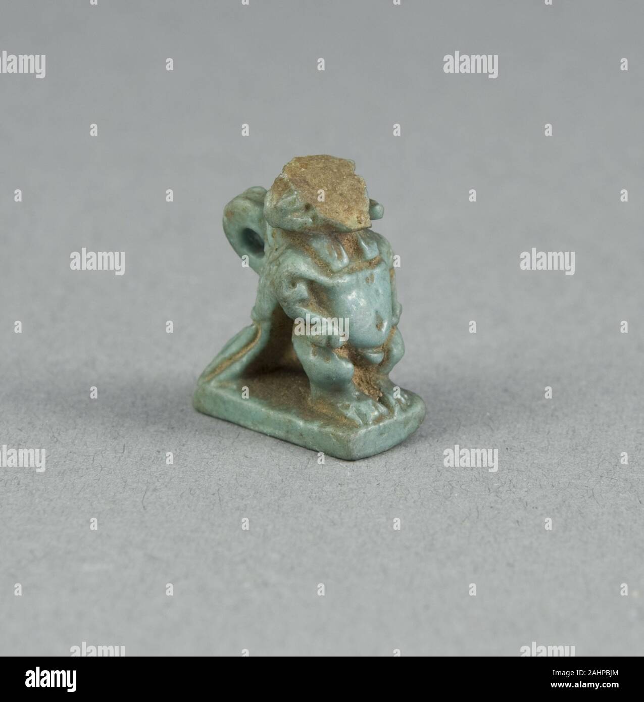 Egypte antique. Amulette d'une Divinité hybride (corps de nain, Ram Head, oiseau, ailes et queue). 664-332 av. J.-C.-B. L'Égypte. Ceramic Banque D'Images