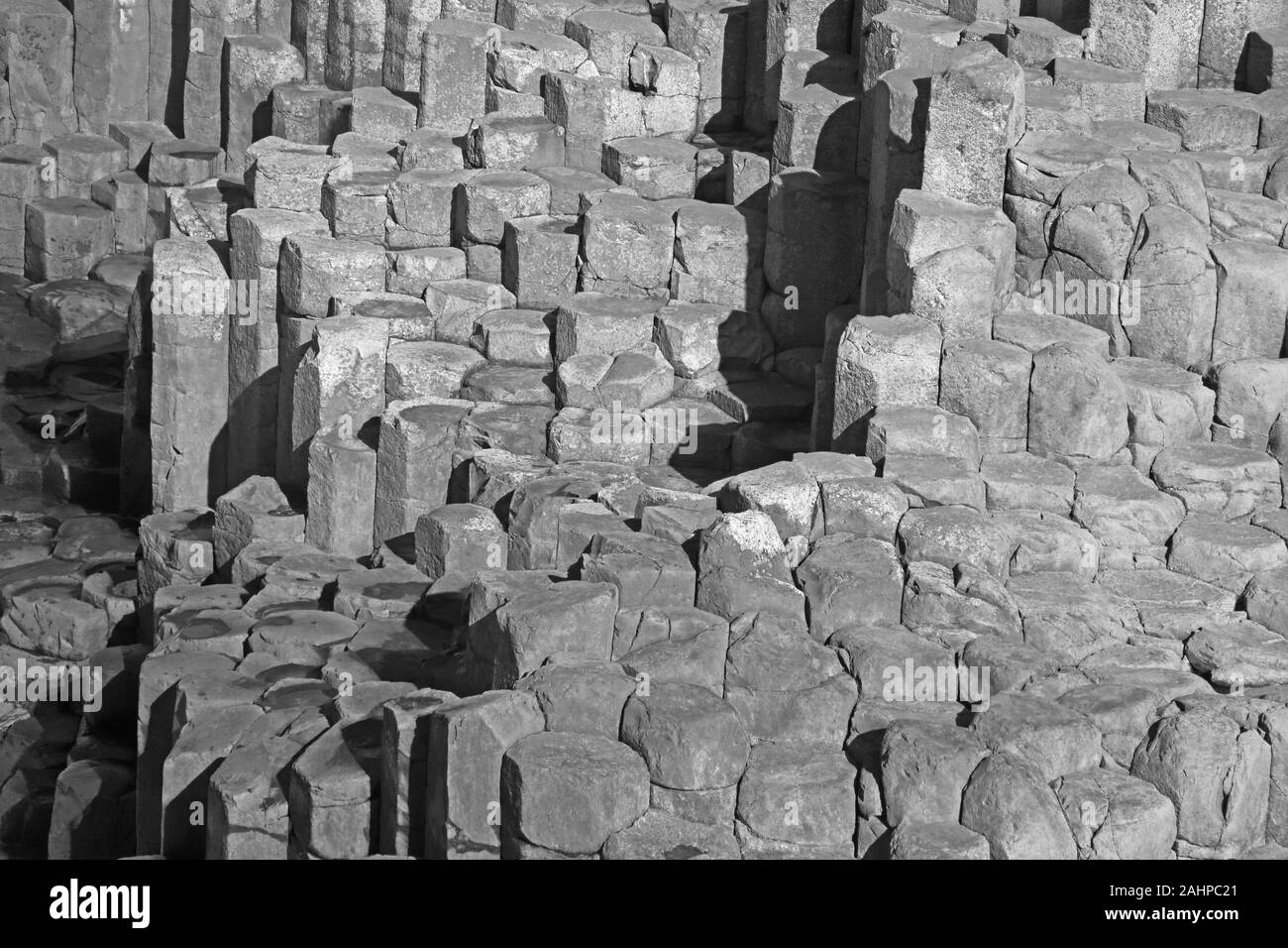 Close-up de colonnes de basalte qui composent le Giant's Causeway en noir et blanc, comté d'Antrim, en Irlande du Nord, Royaume-Uni. Banque D'Images