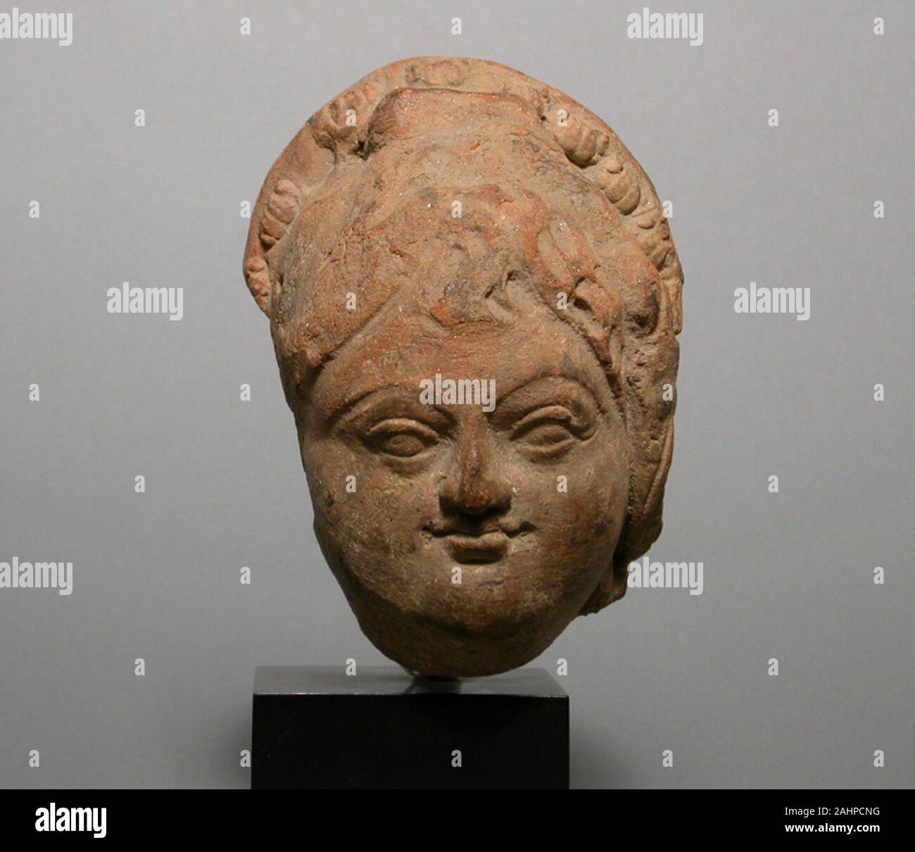 Tête de femme. 401-700 AD AD. Gandhara. Terre cuite avec traces de slip rouge Banque D'Images