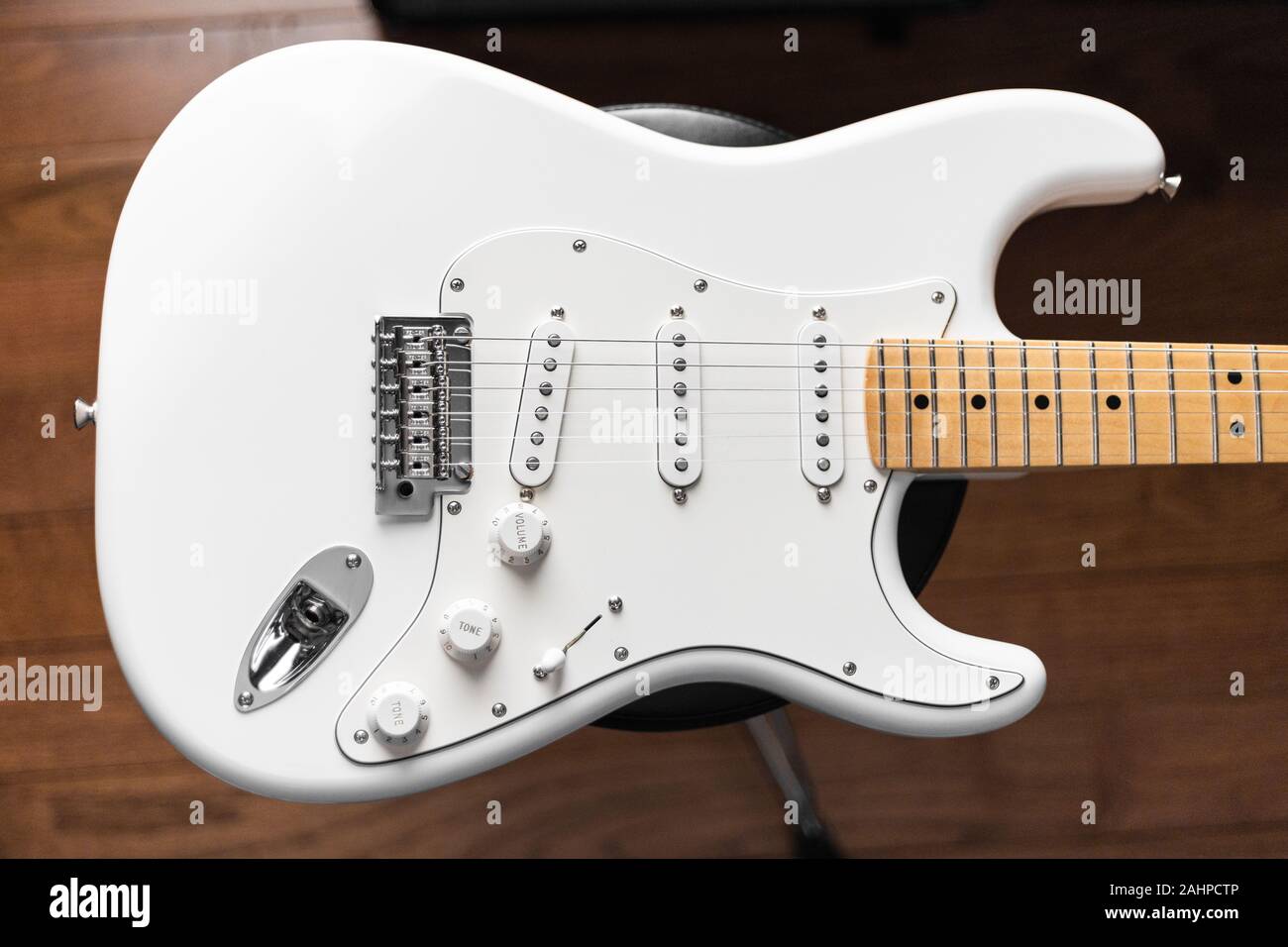 Photo du haut vers le bas de la Stratocaster blanc avec touche érable Banque D'Images