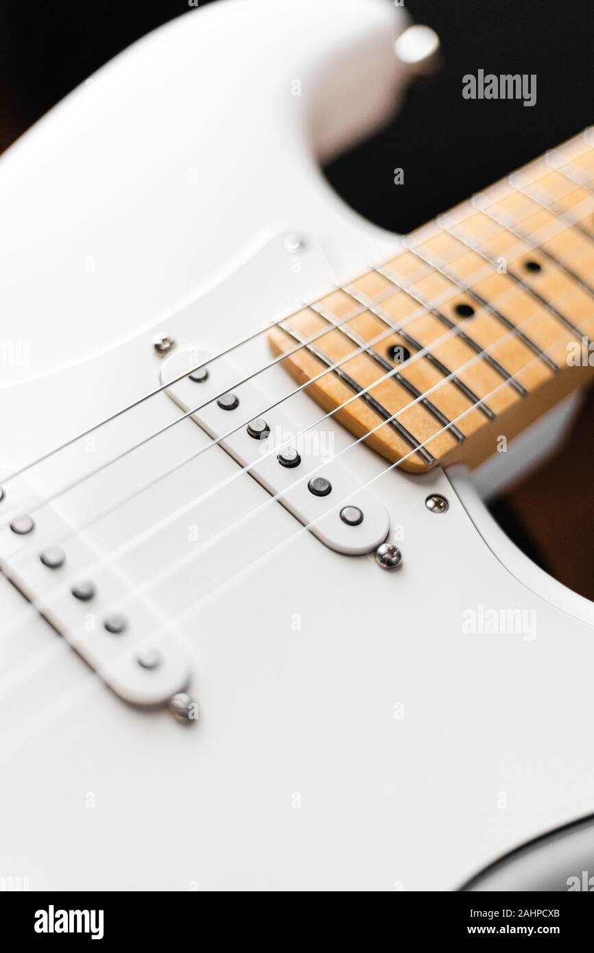 Single coil pickups de white guitare électrique à l'arrière-plan flou profondeur de champ Banque D'Images