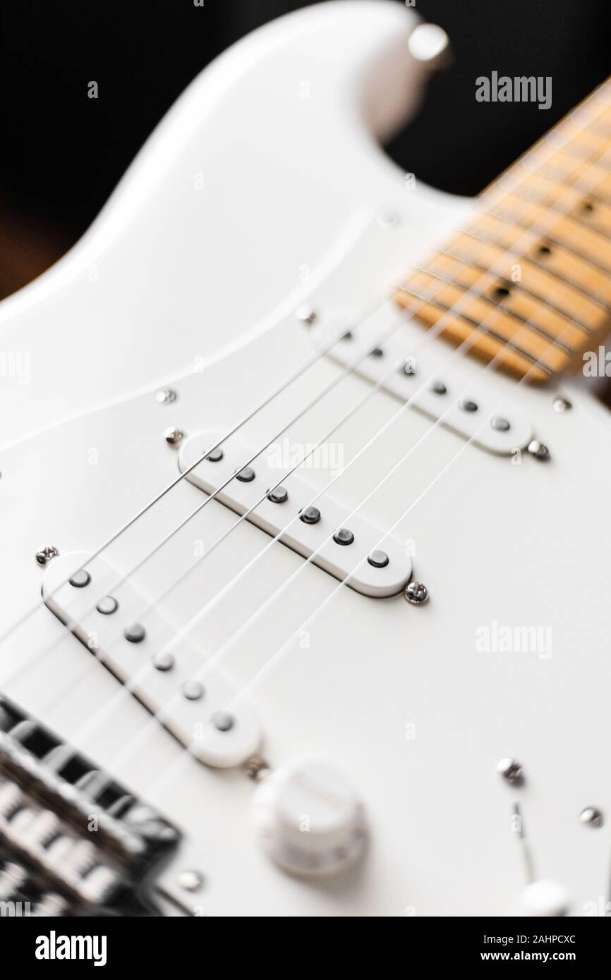 Single coil pickups de white guitare électrique à l'arrière-plan flou profondeur de champ à close up Banque D'Images