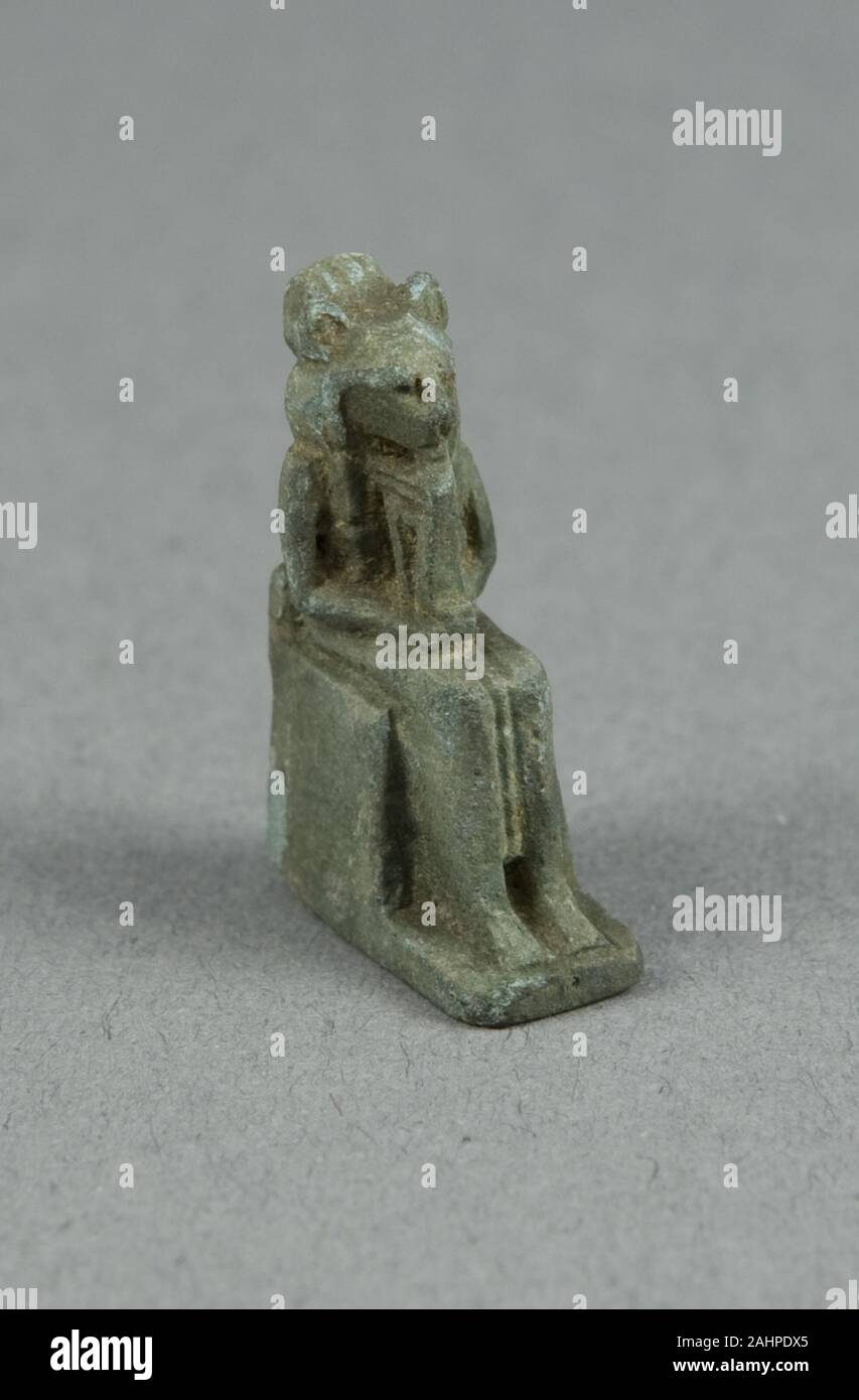 Egypte antique. Amulette d'une déesse à tête de lion assis tenant un sistre, éventuellement Bastet. 945-664 av. J.-C.-B. L'Égypte. La faïence Banque D'Images
