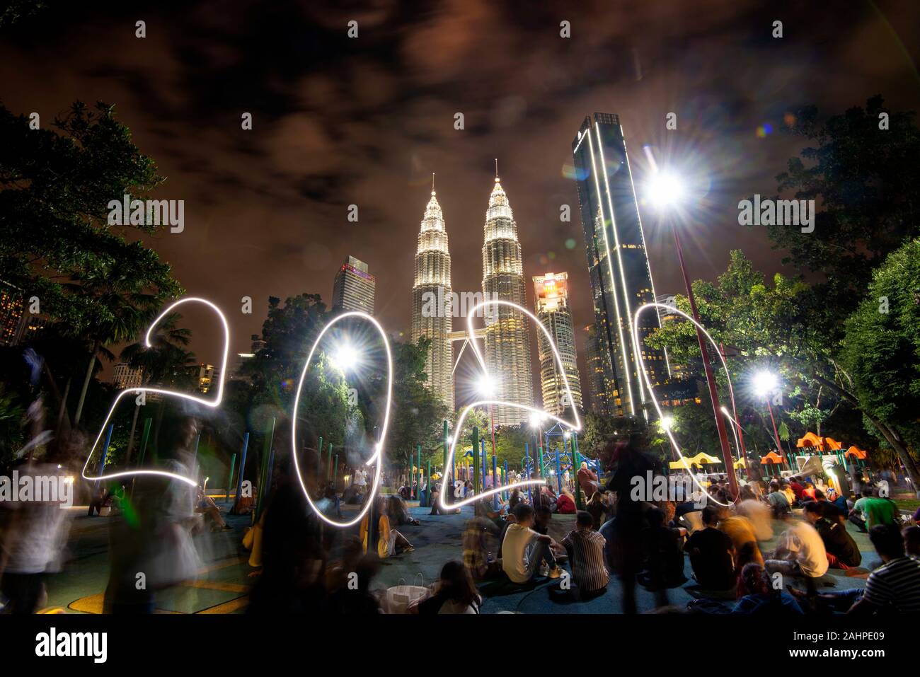 Kuala Lumpur. 31 Dec, 2019. Photos prises le 31 décembre 2019 présente le dessin de lumière au cours de 2020 les fêtes de fin d'année près des Tours Jumelles Petronas à Kuala Lumpur, Malaisie. Credit : Chong Chung Voon/Xinhua/Alamy Live News Banque D'Images