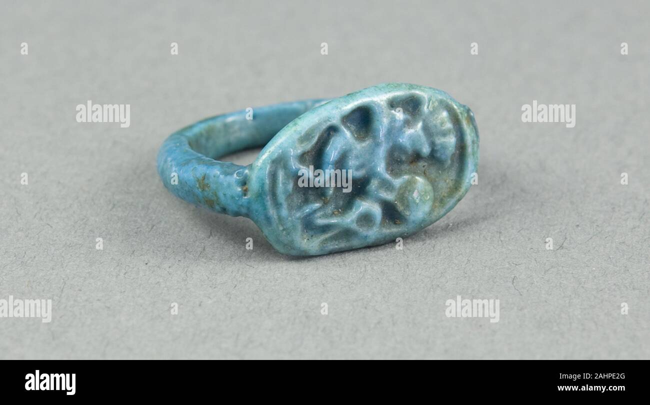 Egypte antique. Joint torique Figure de Bes jouant tambour sur cadre, sa (protection) devant lui. 1390 BC. L'Égypte. La faïence Banque D'Images