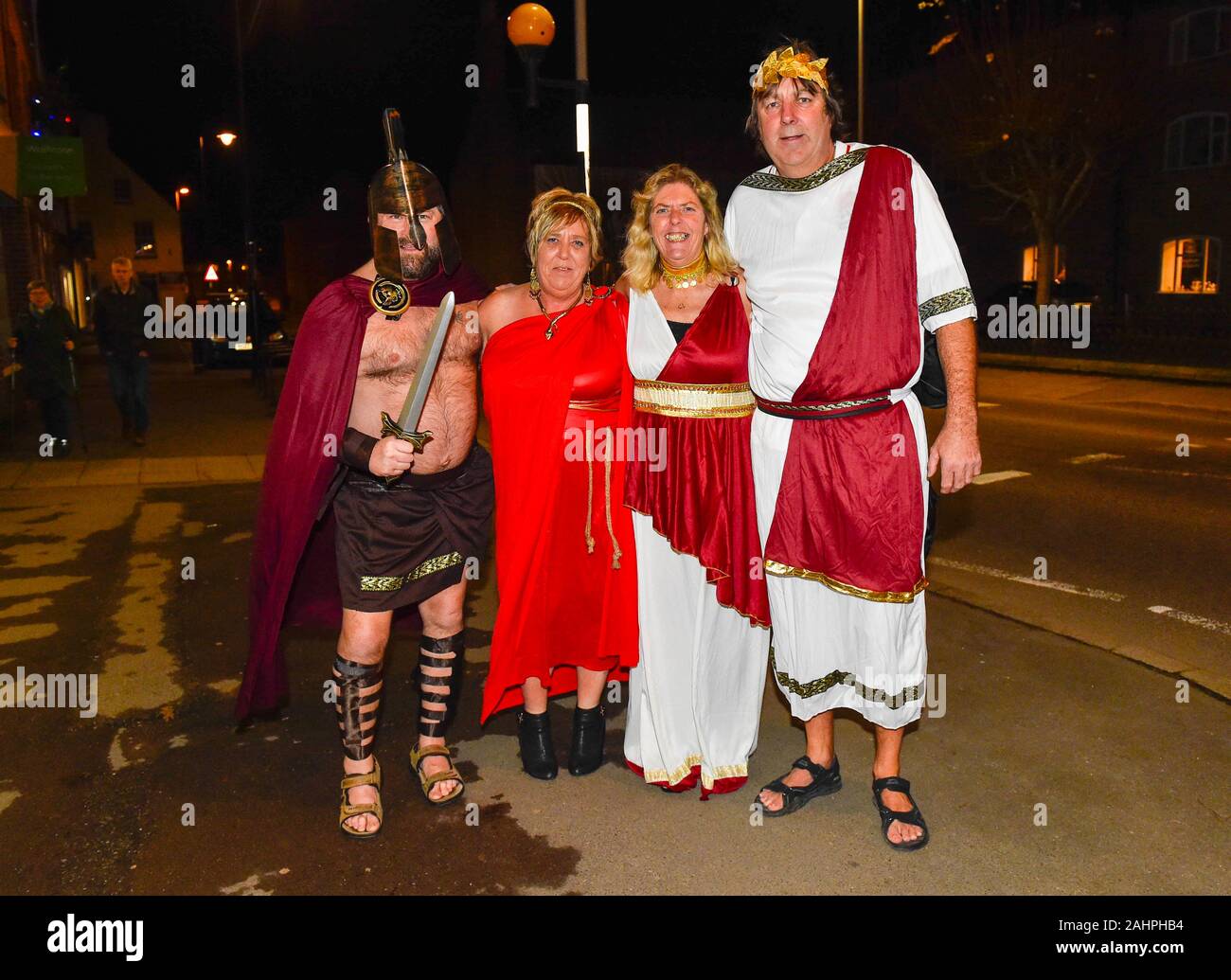 Bridport, Dorset, UK. Le 31 décembre 2019. Les fêtards déguisés comme Romains le soir du Réveillon dans Bridport dans le Dorset. Crédit photo : Graham Hunt/Alamy Live News Banque D'Images