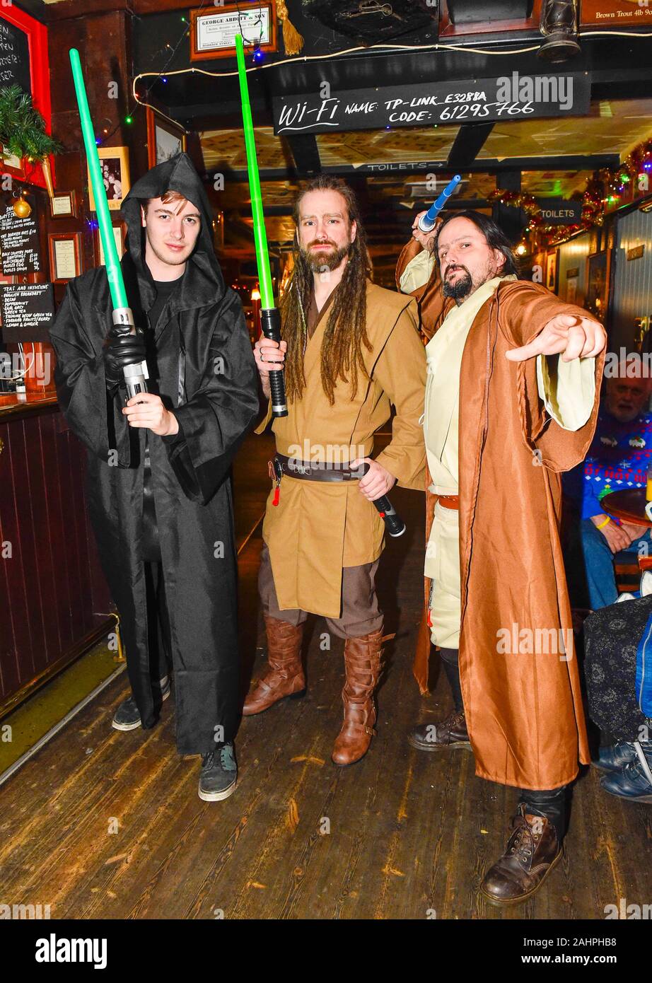 Bridport, Dorset, UK. Le 31 décembre 2019. Les fêtards déguisés comme Jedi et Sith le soir du Réveillon dans Bridport dans le Dorset. Crédit photo : Graham Hunt/Alamy Live News Banque D'Images