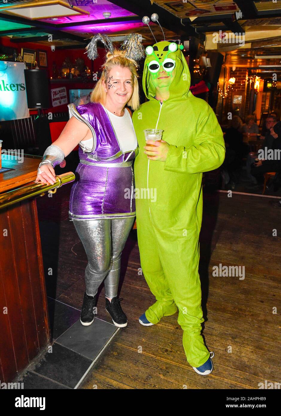 Bridport, Dorset, UK. Le 31 décembre 2019. Les fêtards déguisés le soir du Réveillon dans Bridport dans le Dorset. Crédit photo : Graham Hunt/Alamy Live News Banque D'Images