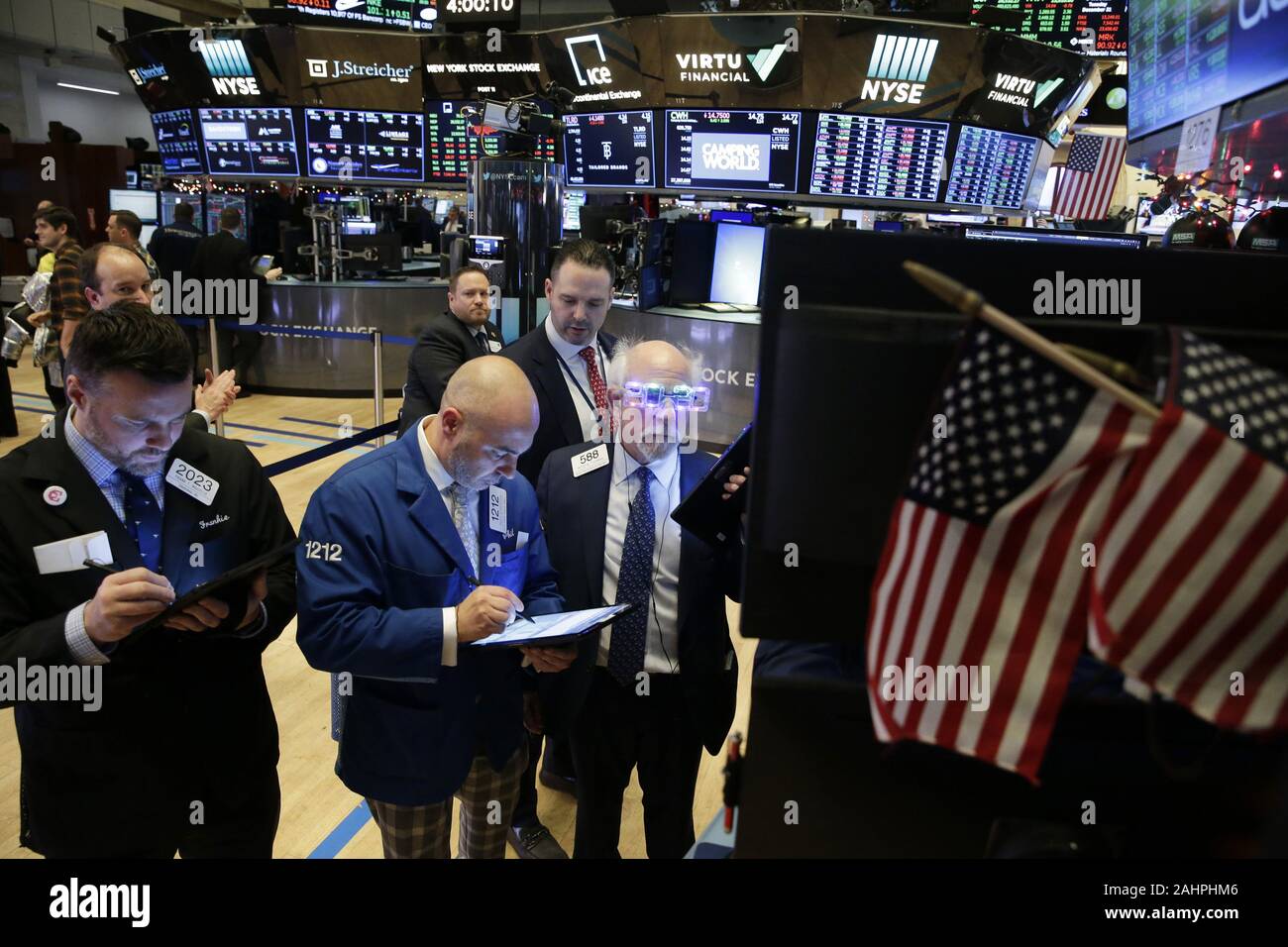 New York, États-Unis. 31 Dec, 2019. Traders portant des lunettes 2020 Travaux sur le le parquet de la Bourse de New York pour le Nouvel An sur le dernier jour de négociation pour 2019 à la Cloche de clôture sur Wall Street à New York, le vendredi, 31 décembre 2019. Photo de John Angelillo/UPI UPI : Crédit/Alamy Live News Banque D'Images
