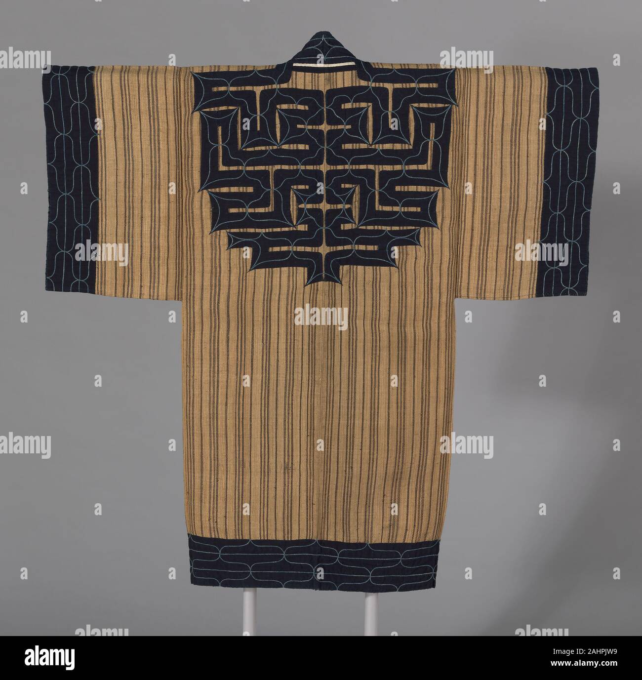 Ainu. Attus Amip (Man's Coat). 1850-1870. Le Japon. L'écorce de l'orme, à armure toile fibre ; centre du dos et bords extérieurs toiles appliquées avec du coton, à armure toile, sur fond avec du coton, à armure toile, brodé de coton en amorçant un travail et portées de fibre ce manteau, vu ici dans sa couleur naturelle, est faite à partir de l'écorce interne de l'ohy ? Arbre, un membre de la famille de l'orme. Les motifs géométriques sont faits de coton teint à l'indigo fixé avec une toile appliquée techinque. Banque D'Images