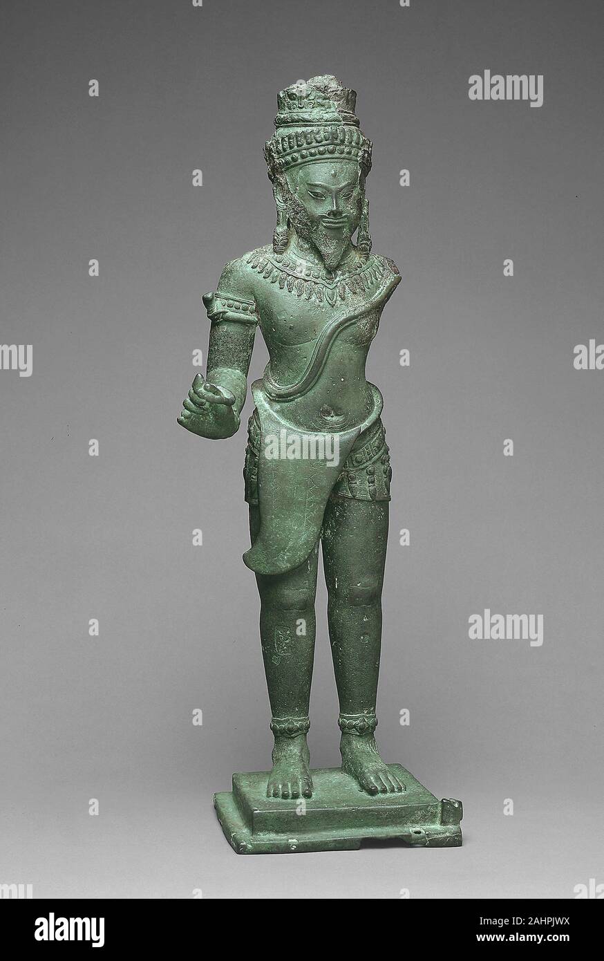 Dieu Shiva comme un roi déifié. 1201-1300. Le Vietnam. Cette icône Bronze bronze du dieu hindou Shiva vient de le Vietnam ou le Cambodge et diffère à plusieurs aspects de ses interprétations originales de l'Inde. Ici, par exemple, Shiva est identifiable par son brassard de serpent et la présence de son troisième œil, avec ses longs cheveux attachés dans un chignon comme celle d'un ascète. En Inde, d'autre part, il est généralement présenté comme un bon-face les jeunes dans l'une de ses plusieurs formes un yogi sauvages ; un jeune mari et père de famille accompagné de son taureau, Nandi, Seigneur de la danse, ou un symbole abstrait de la création. Ici il a un Banque D'Images