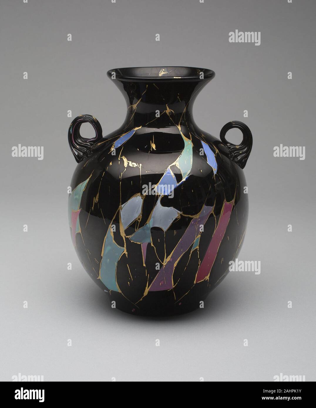 Frederick S. Shirley. Vase de Sicile. 1878. New Bedford. Ce vase en verre est un exemple du premier groupe de verrerie artistique breveté par le Mont Washington Glass Company. Frederick S. Shirley, un verrier et formé, a présenté la ligne de Sicile, qui a été inspirée par les fouilles de la ville antique de Pompéi dans les années 1860 et inclus les éléments chimiques de lave volcanique dans ses ingrédients. Shirley a également mis au point le processus de fusion de séparer des éclats de verre dans le corps de ses marchandises sicilien, résultant en l'aspect insolite de ces navires aux couleurs vives. Banque D'Images