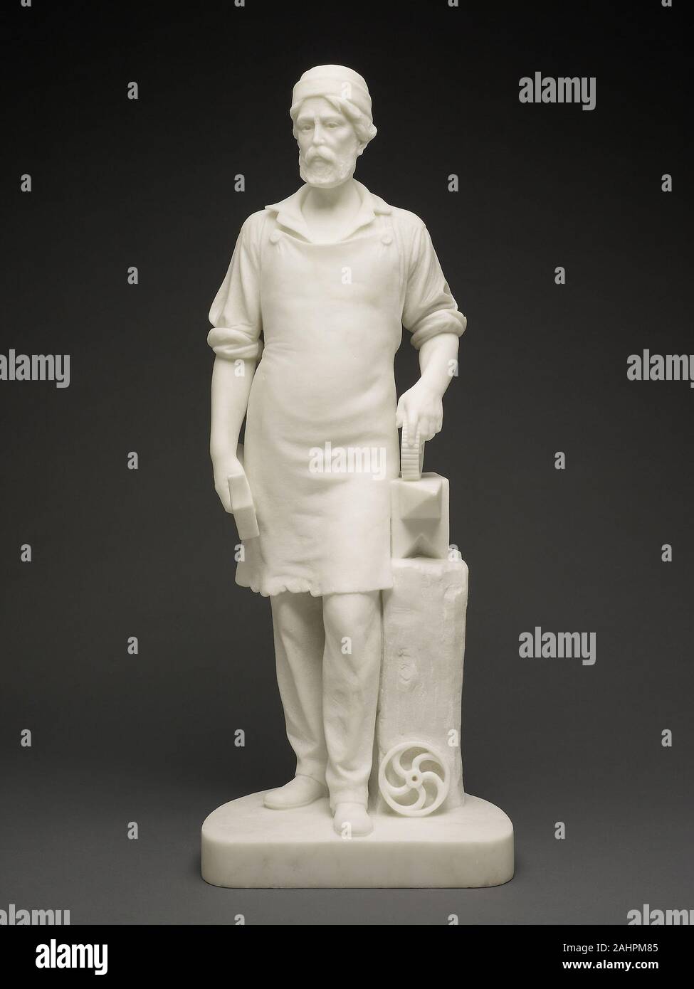 Emma Stebbins. Machiniste. 1859. United States. En Emma Stebbins était membre de la communauté des femmes sculpteurs à Rome. Comme leurs collègues masculins, ces femmes les statues émulé de l'antiquité, voyant en eux la plus haute forme de l'art. ce rare paire de statues en marbre le portrait d'un ouvrier et son apprenti, un thème peu commun dans le milieu du xixe siècle la sculpture américaine. L'innovante Stebbins vanité fut de rendre un objet moderne, la profession de la-machiniste dans le cadre raffiné de style néoclassique, le langage visuel utilisé traditionnellement pour dépeindre, bibliques, historiques et des sujets mythologiques. Les deux fig Banque D'Images