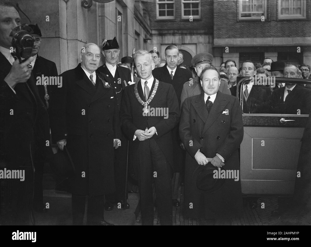 William Lyon Mackenzie King, premier ministre du Canada, à l'Hôtel de Ville d'Amsterdam. Posant avec le maire d'Ailly Date 19 novembre 1947 Lieu Amsterdam, Noord-Holland Banque D'Images