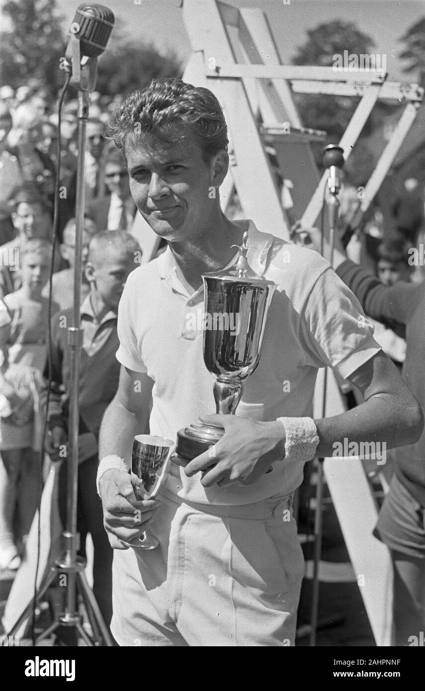 Tennis à Hilversum. Le gagnant des hommes n'est que le Australian Drydale avec ses trophées Date Juillet 28, 1963 Location Hilversum Banque D'Images
