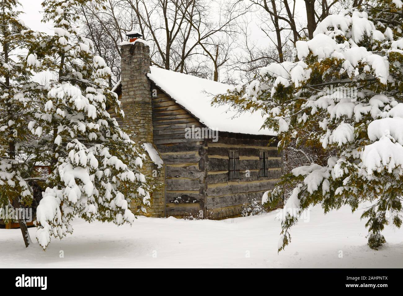 Le Jarusiewic vers 1805 (cabine). Log Cabin en neige de l'hiver à Wartinger Park, Savannah, Dayton, Ohio, USA. Banque D'Images