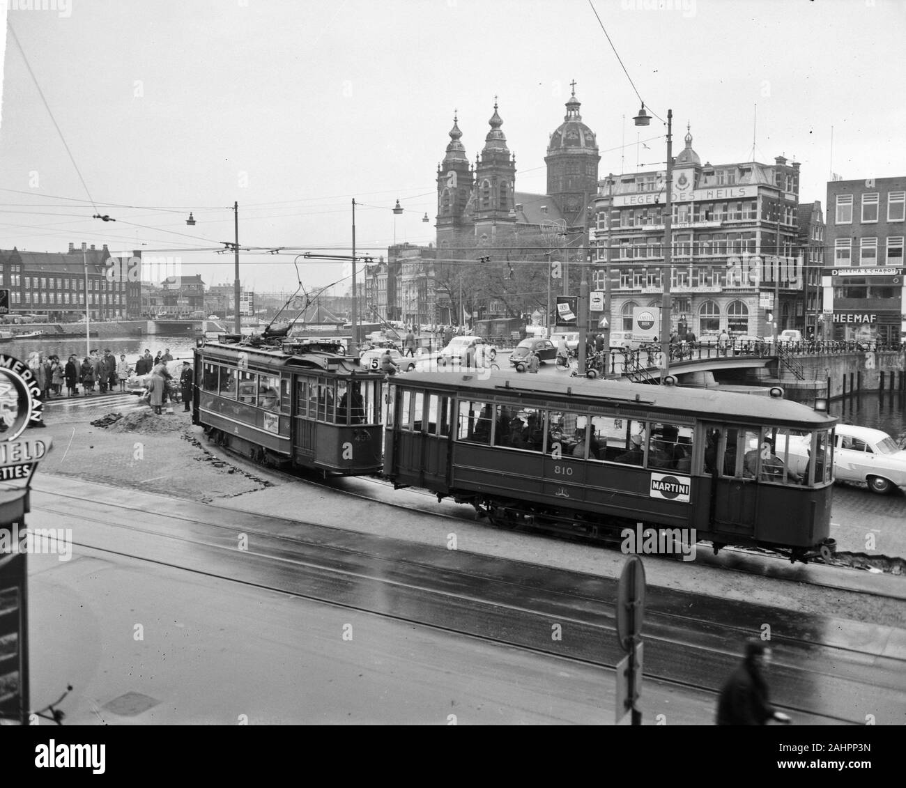 Les Trams sur nouvelle boucle à la gare centrale le long de l'église Sint Nicolaas Date 22 octobre 1963 Banque D'Images