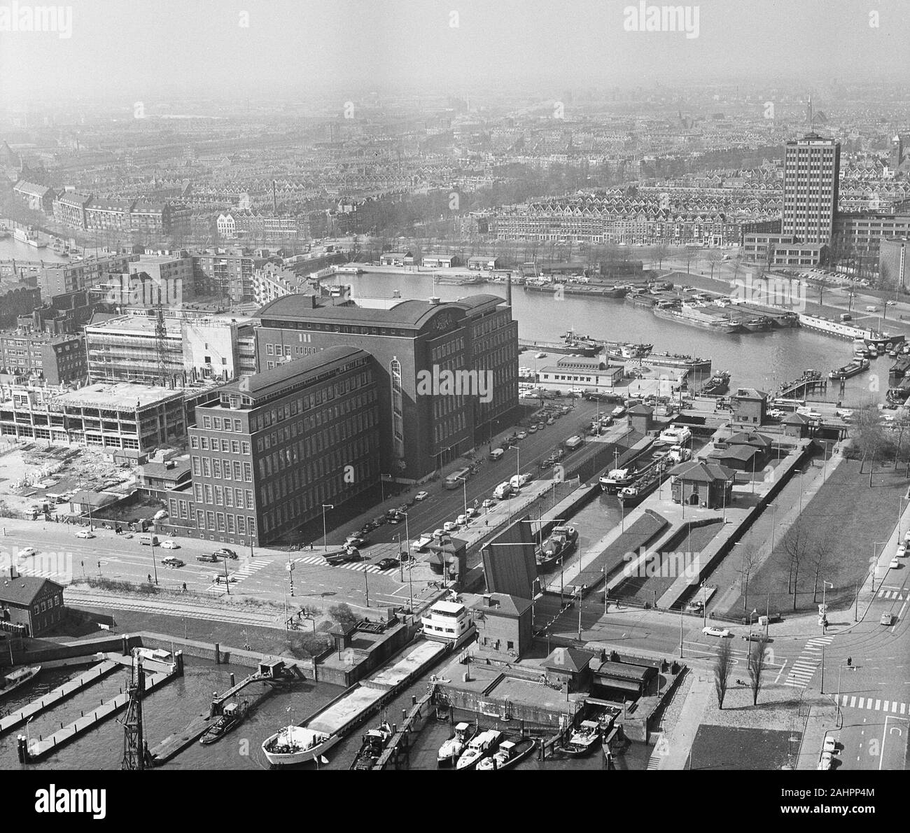 Le port de Rotterdam Date 22 avril 1964 Lieu Rotterdam, Hollande-du-Sud Banque D'Images