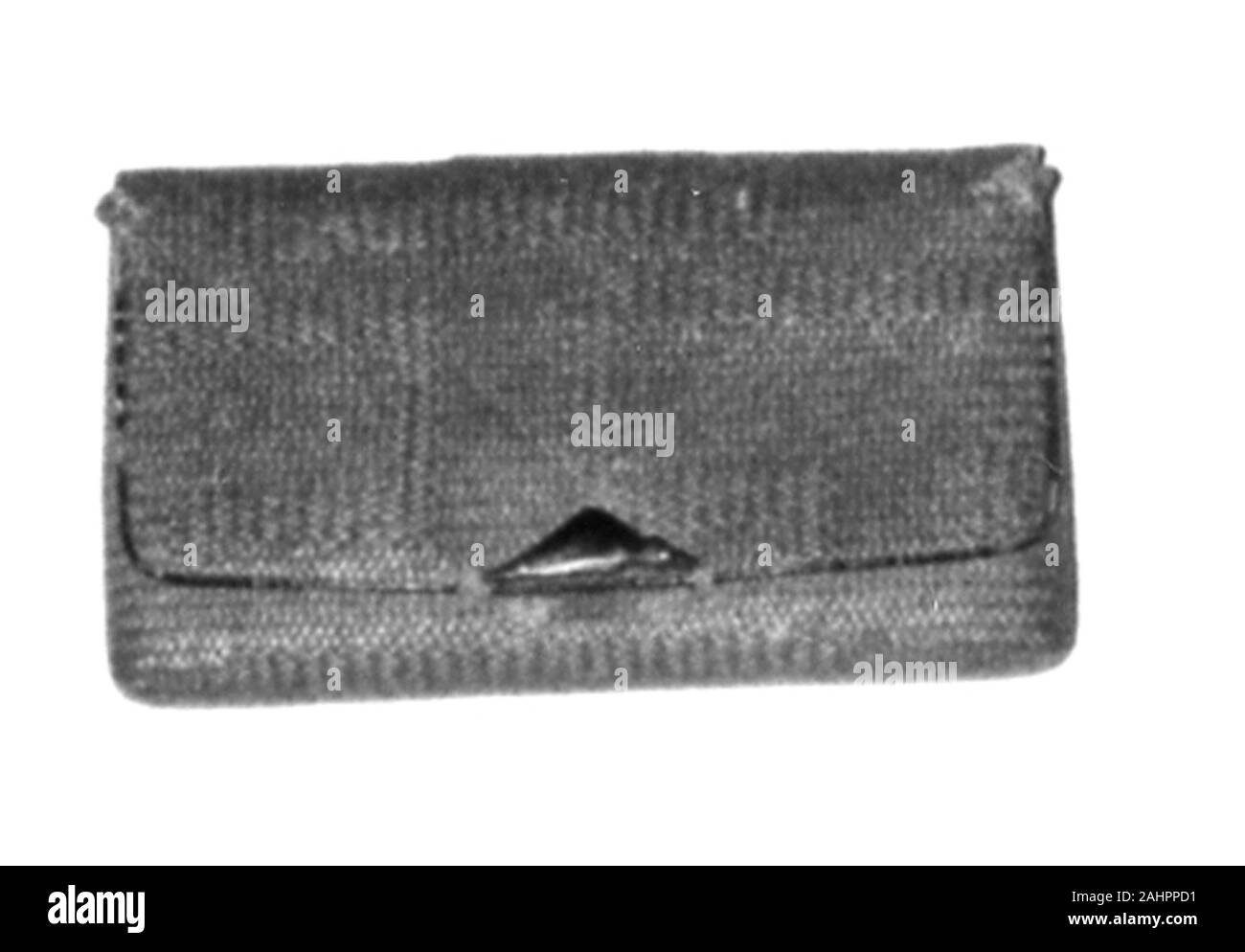 Blague à tabac. 1801-1900. Le Japon. La paille, 22 point oblique ; entrelacement croisé bordé de cuir ; bordée de suede ; boucle métallique et oeillets Banque D'Images