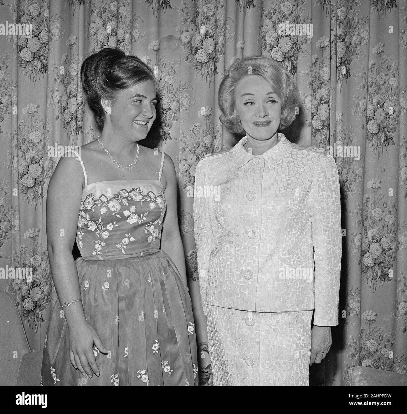 Grand Gala du disque en peuplier Kurhaus de Scheveningen La Princesse Margriet et Marlene Dietrich Date 12 octobre 1963 Lieu Scheveningen, Hollande-du-Sud Banque D'Images