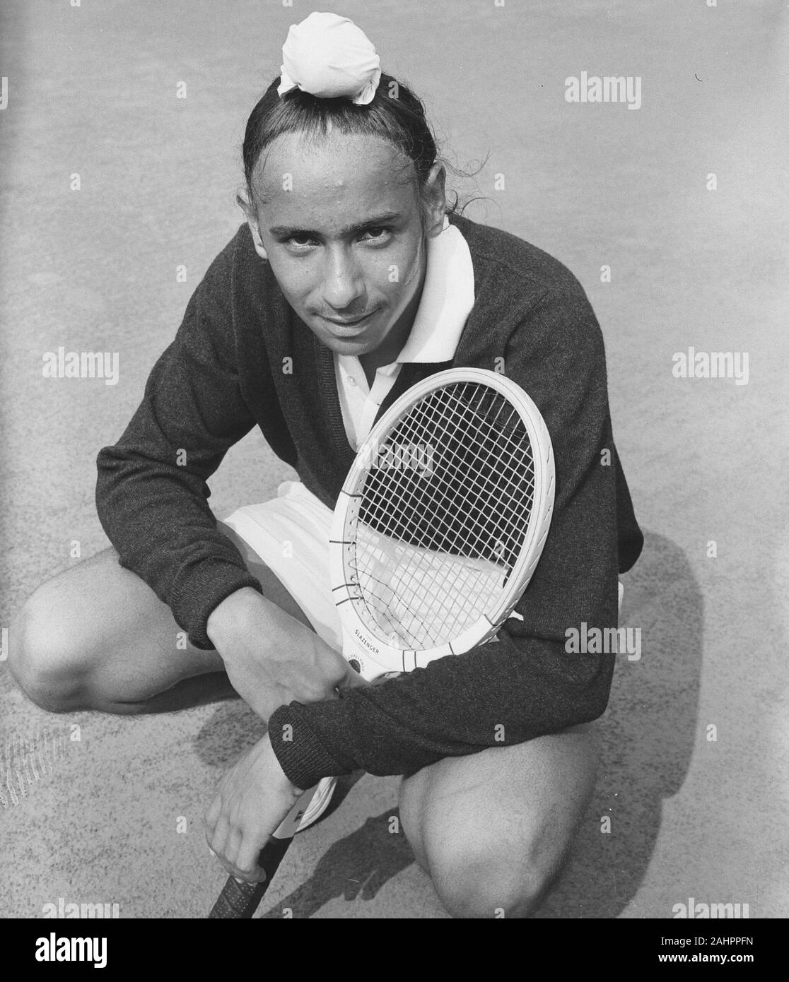 Tennis à Hilversum. Men's fashion. M. J. Singh de l'Inde est gêné par ses longs cheveux Date Juillet 22, 1963 Location Hilversum Banque D'Images
